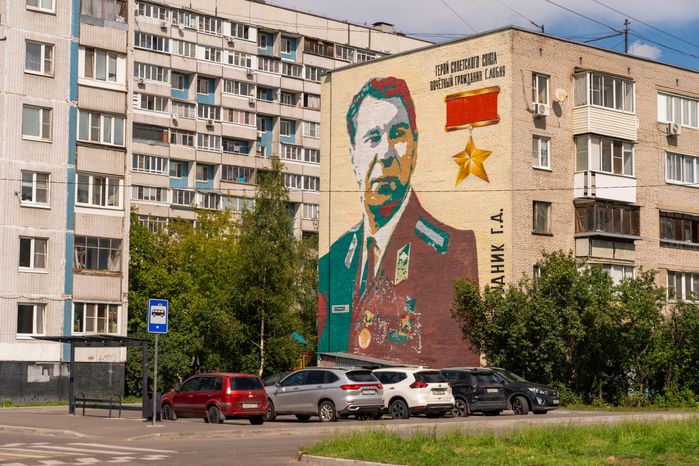 Мурал с портретом Героя Советского Союза Гавриила Будника на фасаде дома 5 по улице Некрасова в Лобне