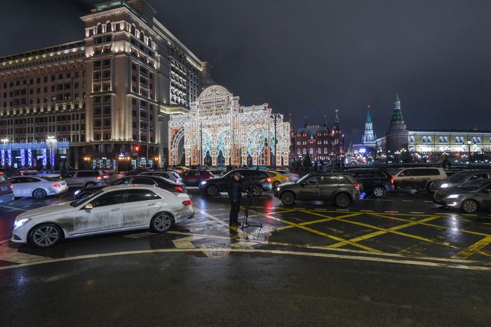 Включение подсветки новогодней арки в стиле театра «Эрмитаж» в Москве