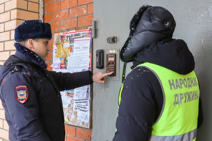 Народные дружинники и сотрудники полиции патрулируют улицы Подмосковья