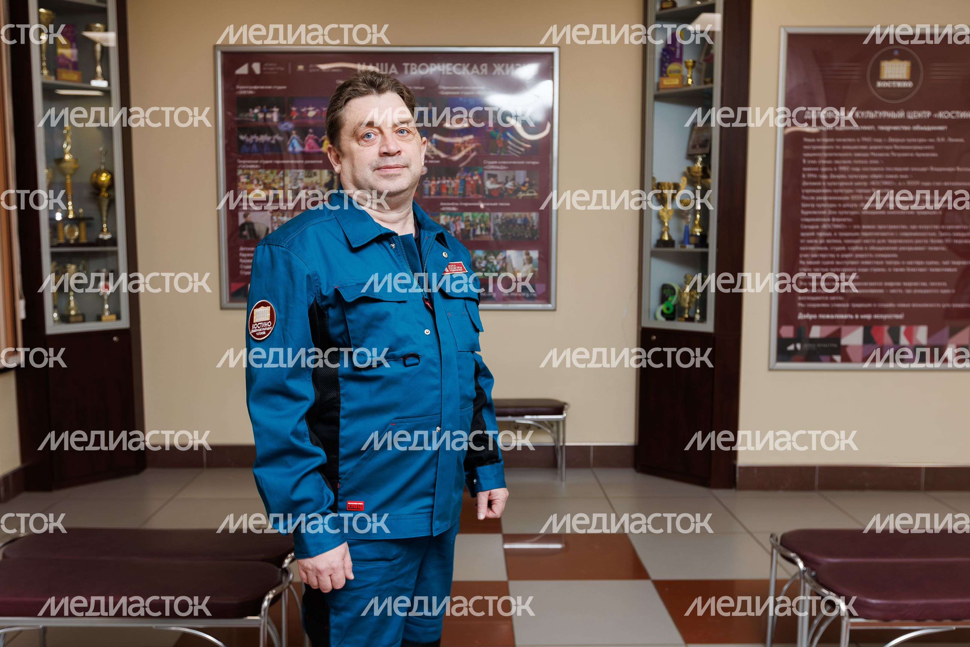 Униформа сотрудников Делового и культурного центра «Костино» в Королеве оформлена в цветах проекта «Умный ДК» Униформа сотрудников Делового и культурного центра «Костино» в Королеве оформлена в цветах проекта «Умный ДК»