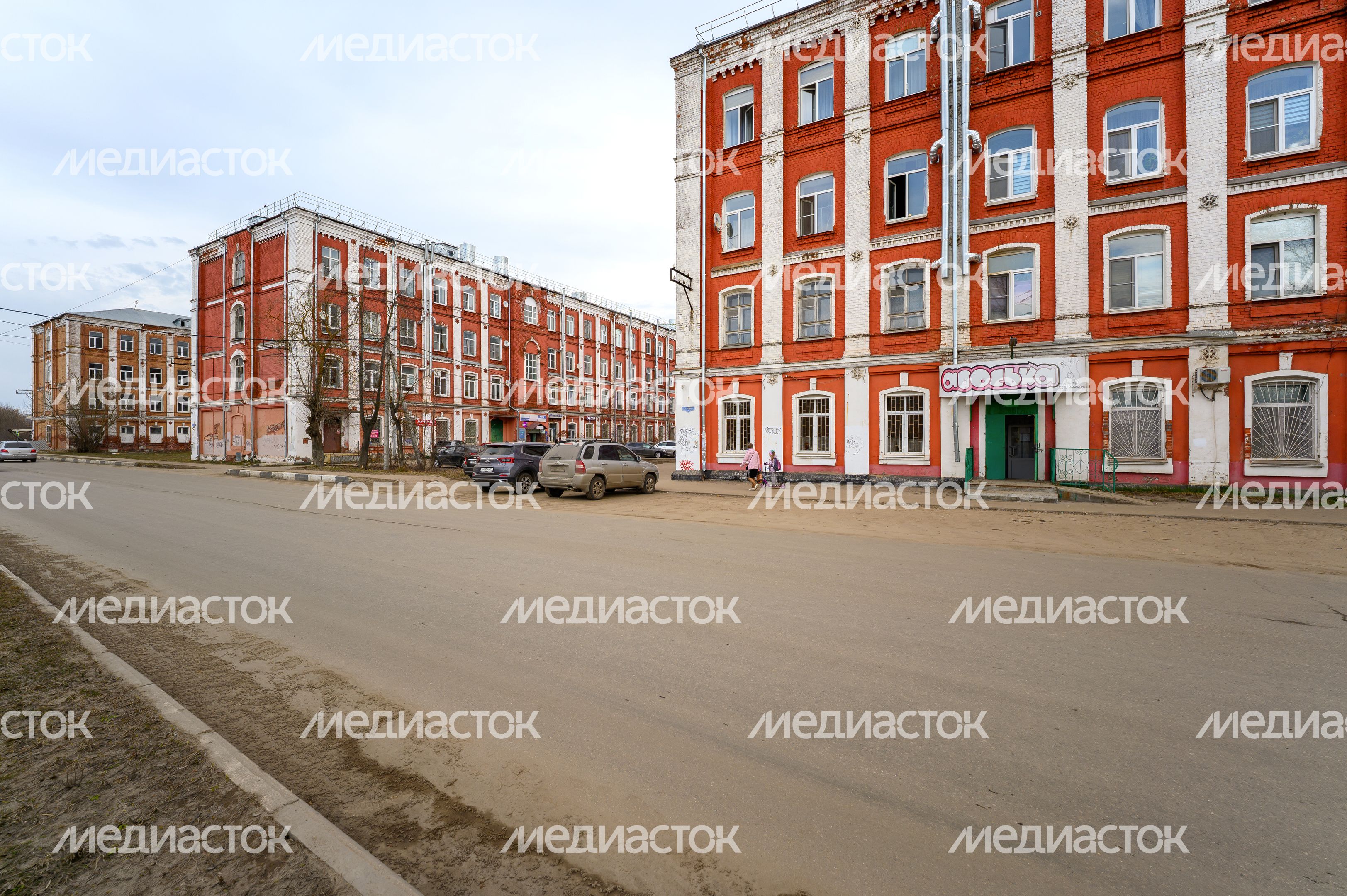Рабочие казармы ткацкой фабрики Н. Зимина в городе Дрезна Орехово-Зуевского округа Рабочие казармы ткацкой фабрики Н. Зимина в городе Дрезна Орехово-Зуевского округа
