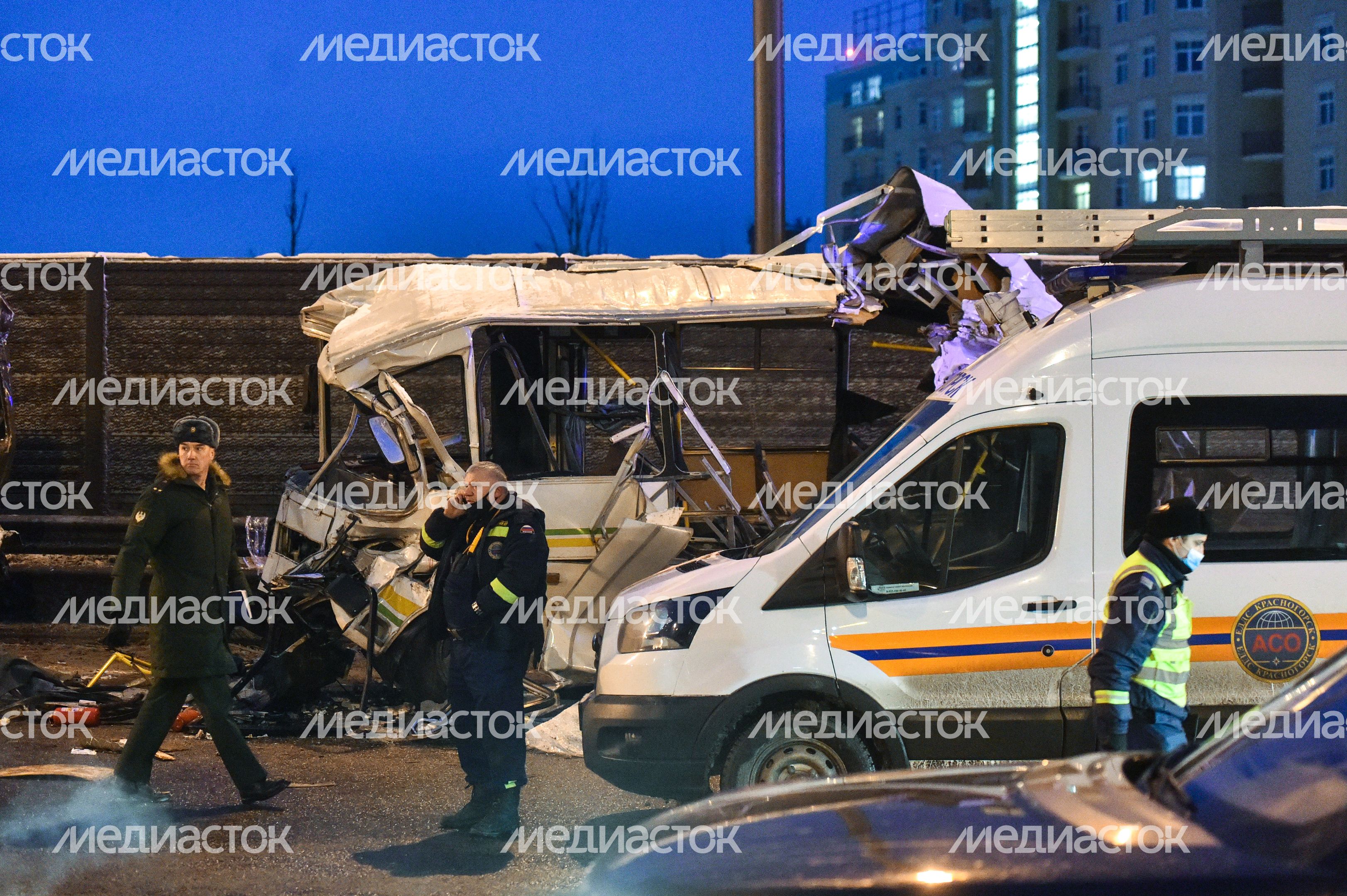 Кадры с места столкновения четырех автобусов и грузовика на Новорижском шоссе в Московской области