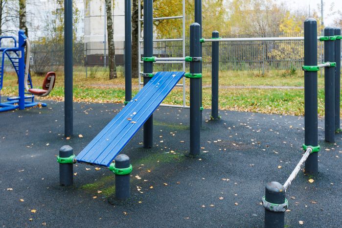 Спортивная площадка в городском парке культуры и отдыха г. Ивантеевка осенью
