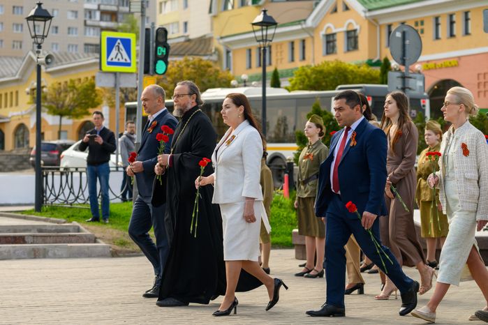 Возложение цветов к мемориалу в Дмитровском округе в преддверие Дня Победы
