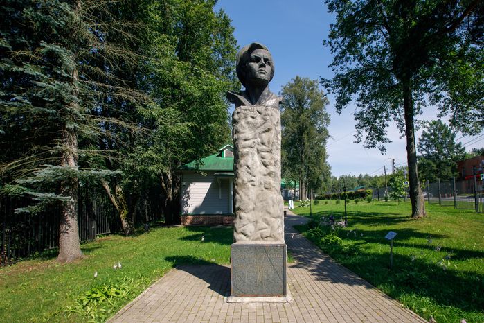 Памятник матросу Железняку в селе Федоскино округа Мытищи