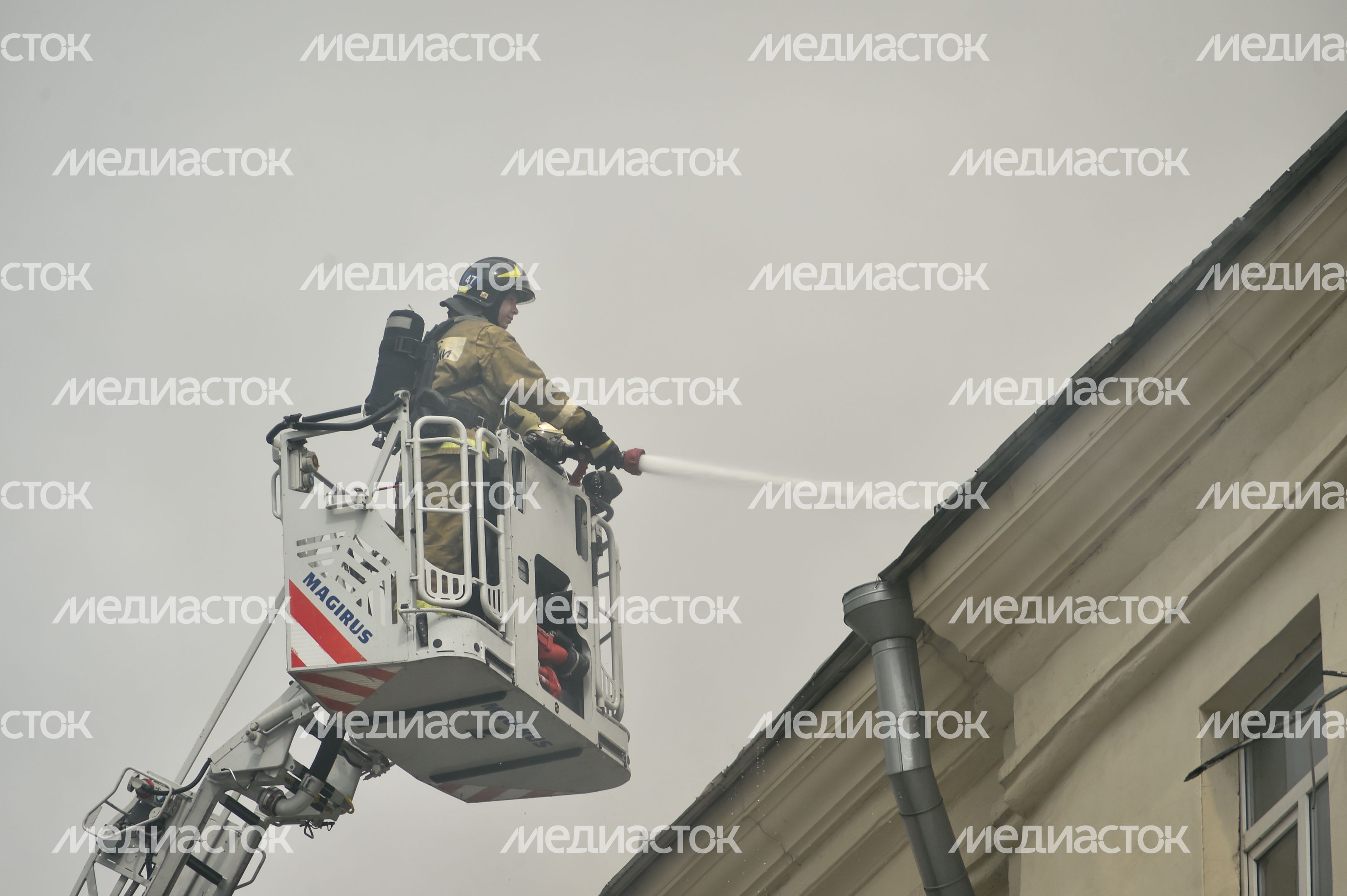 Пожар в реставрируемом здании на Тверской улице в Москве