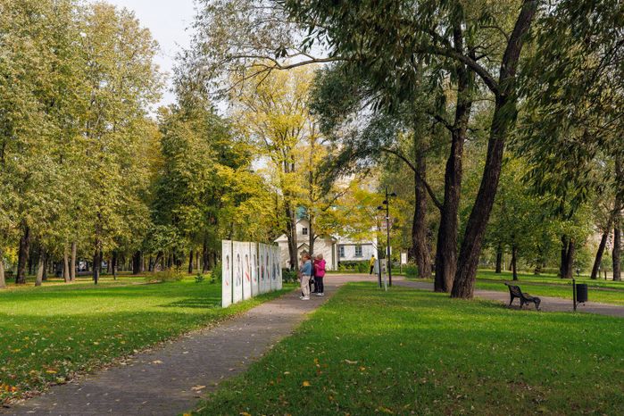 Парк на территории усадьбы Белая дача в Котельниках осенью