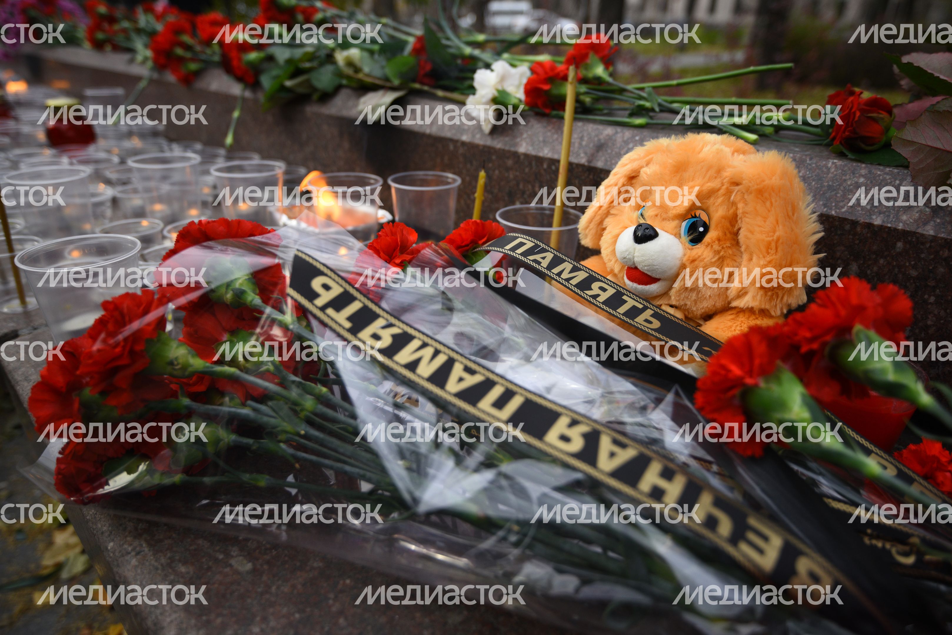Сотрудники «Трансаэро» почтили память жертв крушения Airbus А-321 Сотрудники «Трансаэро» почтили память жертв крушения Airbus А-321