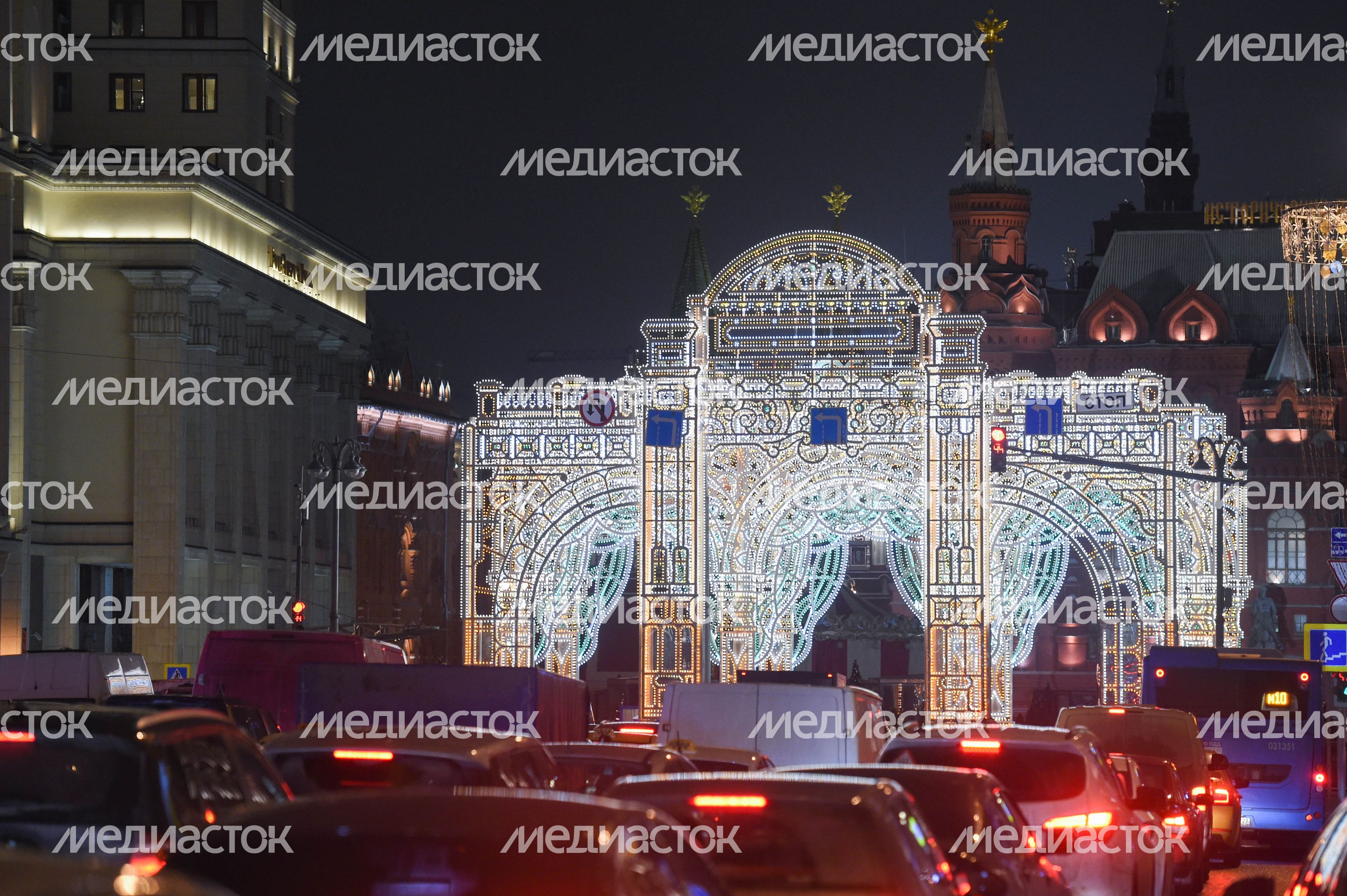 Включение подсветки новогодней арки в стиле театра «Эрмитаж» в Москве