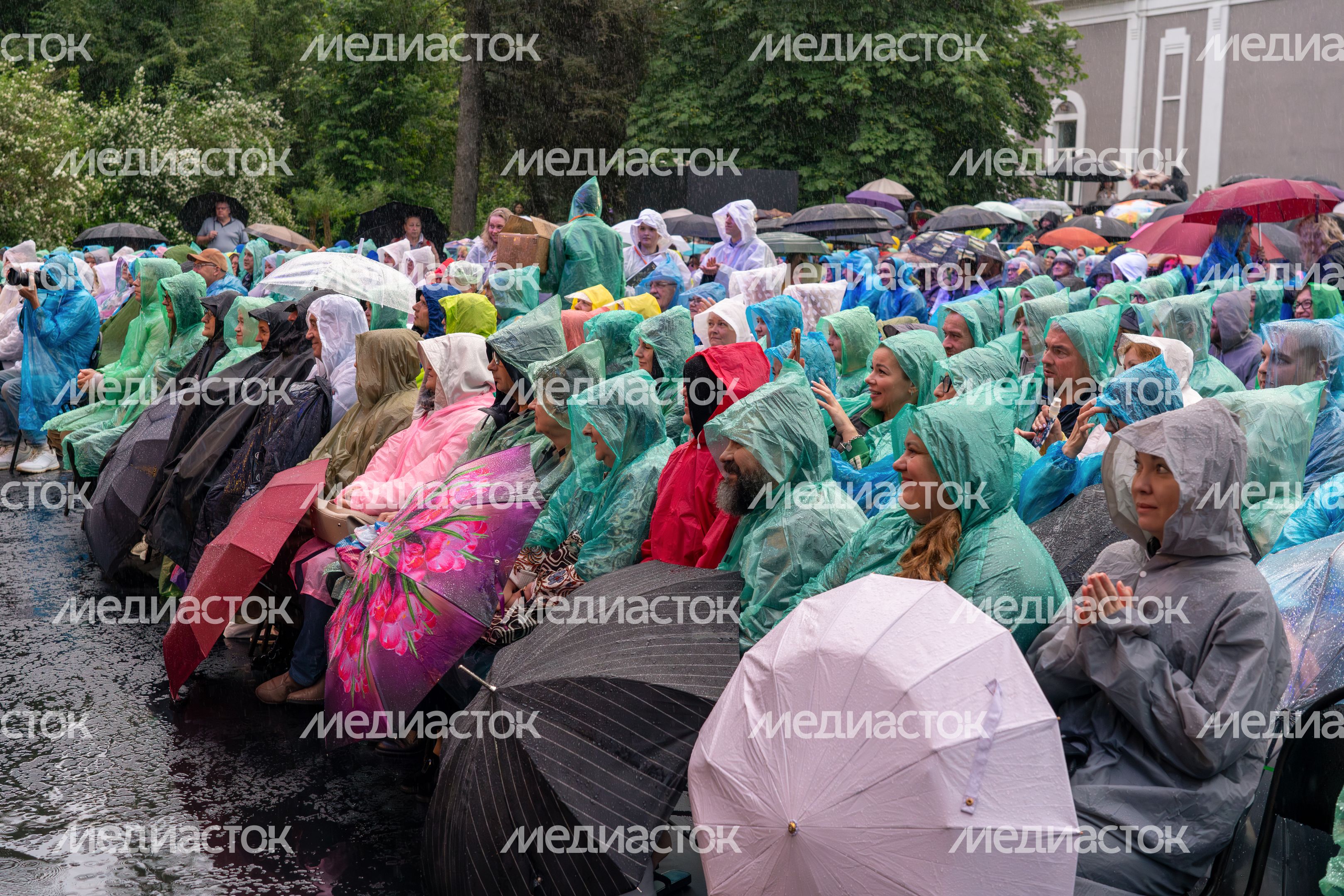 Зрители спектакля-концерта «Бедные люди» на XII Международном фестивале искусств П.И. Чайковского в Клину Зрители спектакля-концерта «Бедные люди» на XII Международном фестивале искусств П.И. Чайковского в Клину