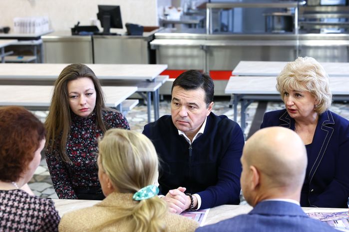 Губернатор Московской области пообщался с родителями учащихся гимназии №5 в Дзержинском