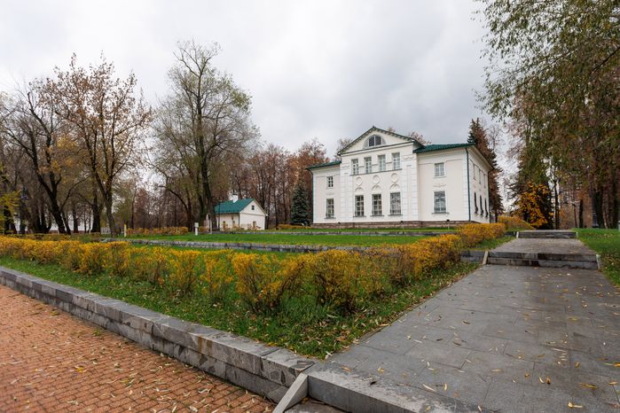 Усадьба Белая Дача в Котельниках осенью