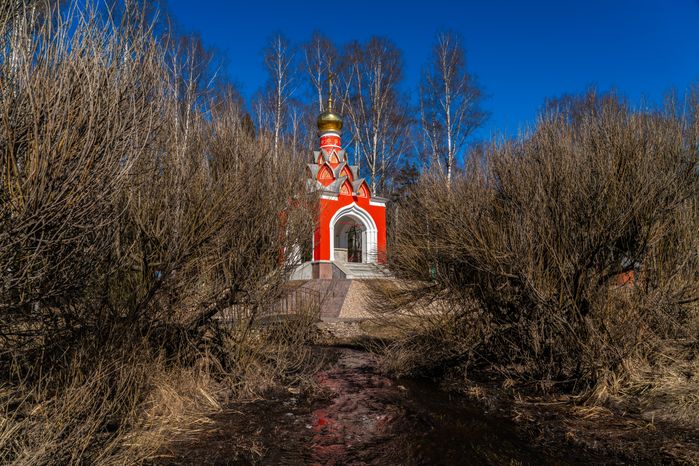 Часовня иконы Божией Матери «Живоносный источник» в Можайском округе у истока Москвы-реки
