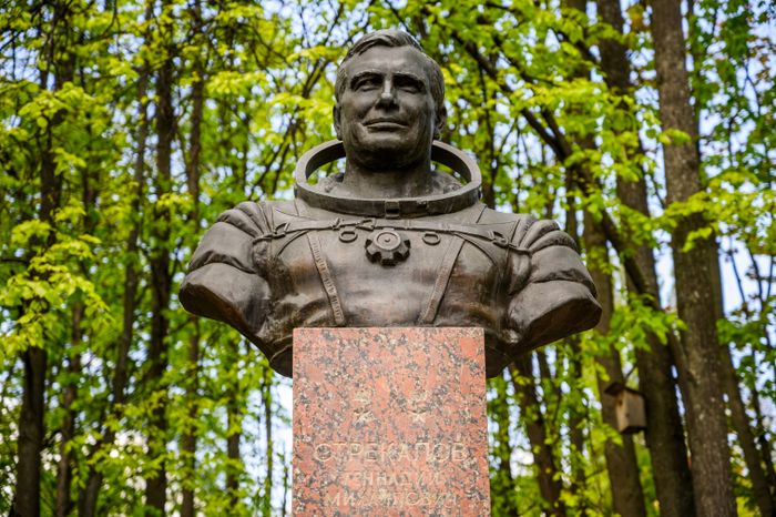 Бронзовый бюст дважды Героя Советского Союза, летчика-космонавта Г.М. Стрекалова в Мытищах