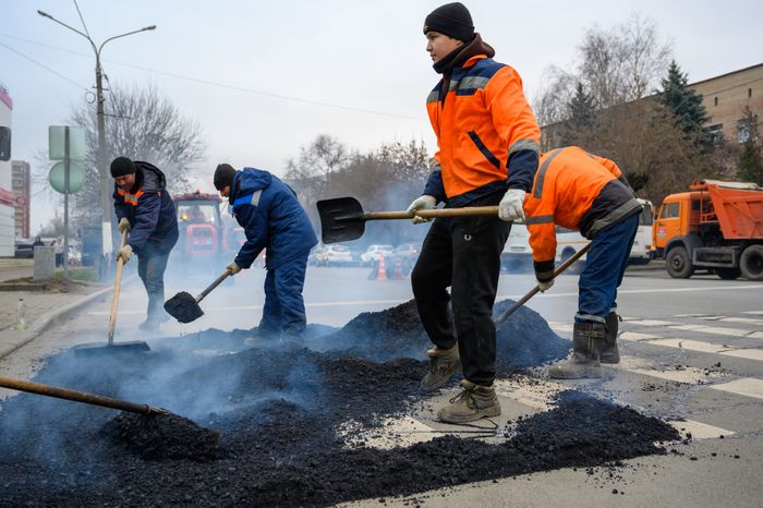 Рабочие Мособлводоканала укладывают асфальт в Орехово-Зуево после ремонта водопровода