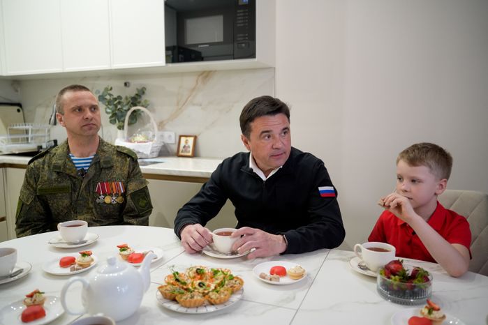 Андрей Воробьев накануне Пасхи навестил  в Электрогорске героя СВО и его семью