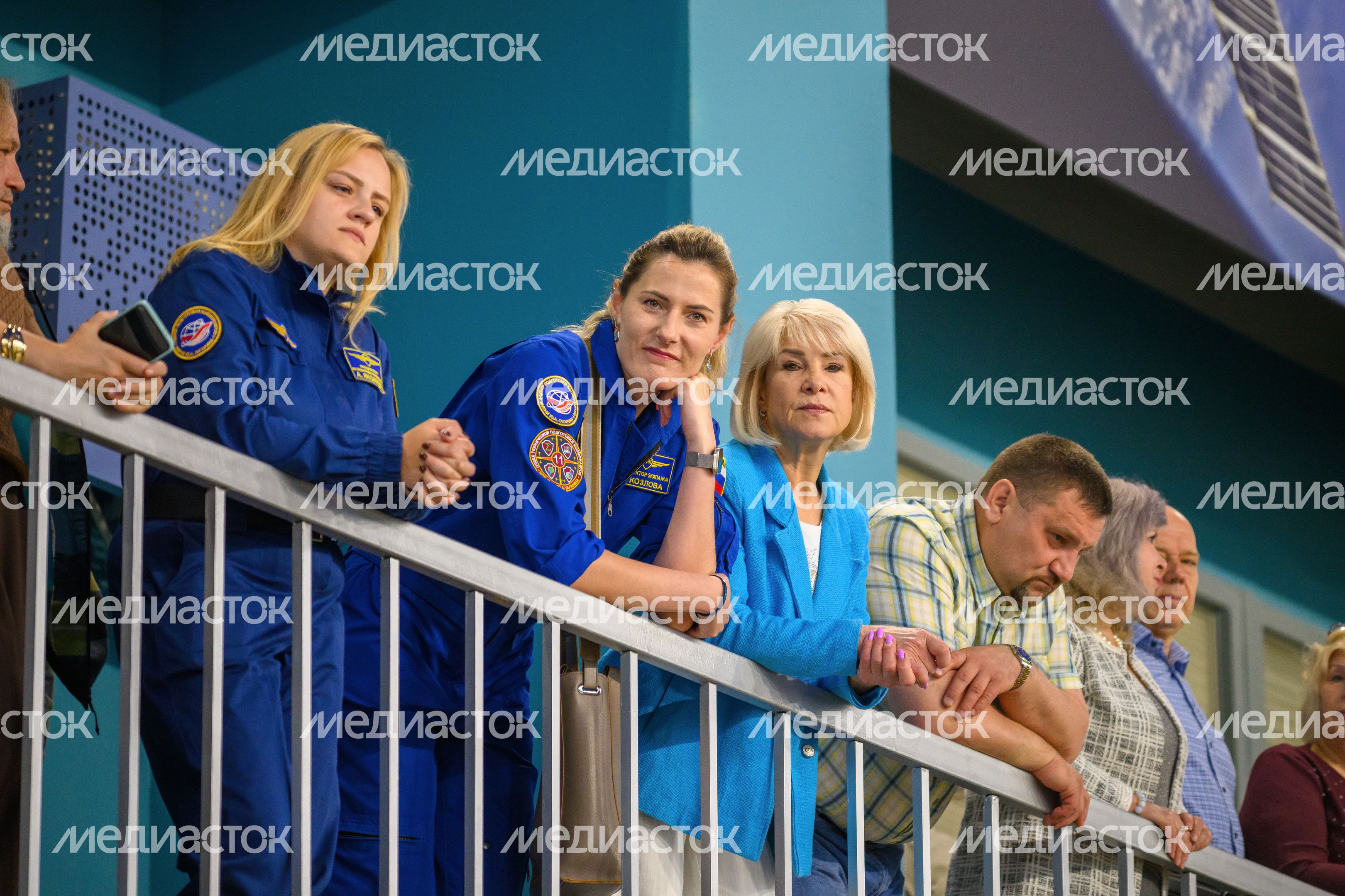 Зрители комплексной тренировки экипажа МКС-75 в Звездном городке