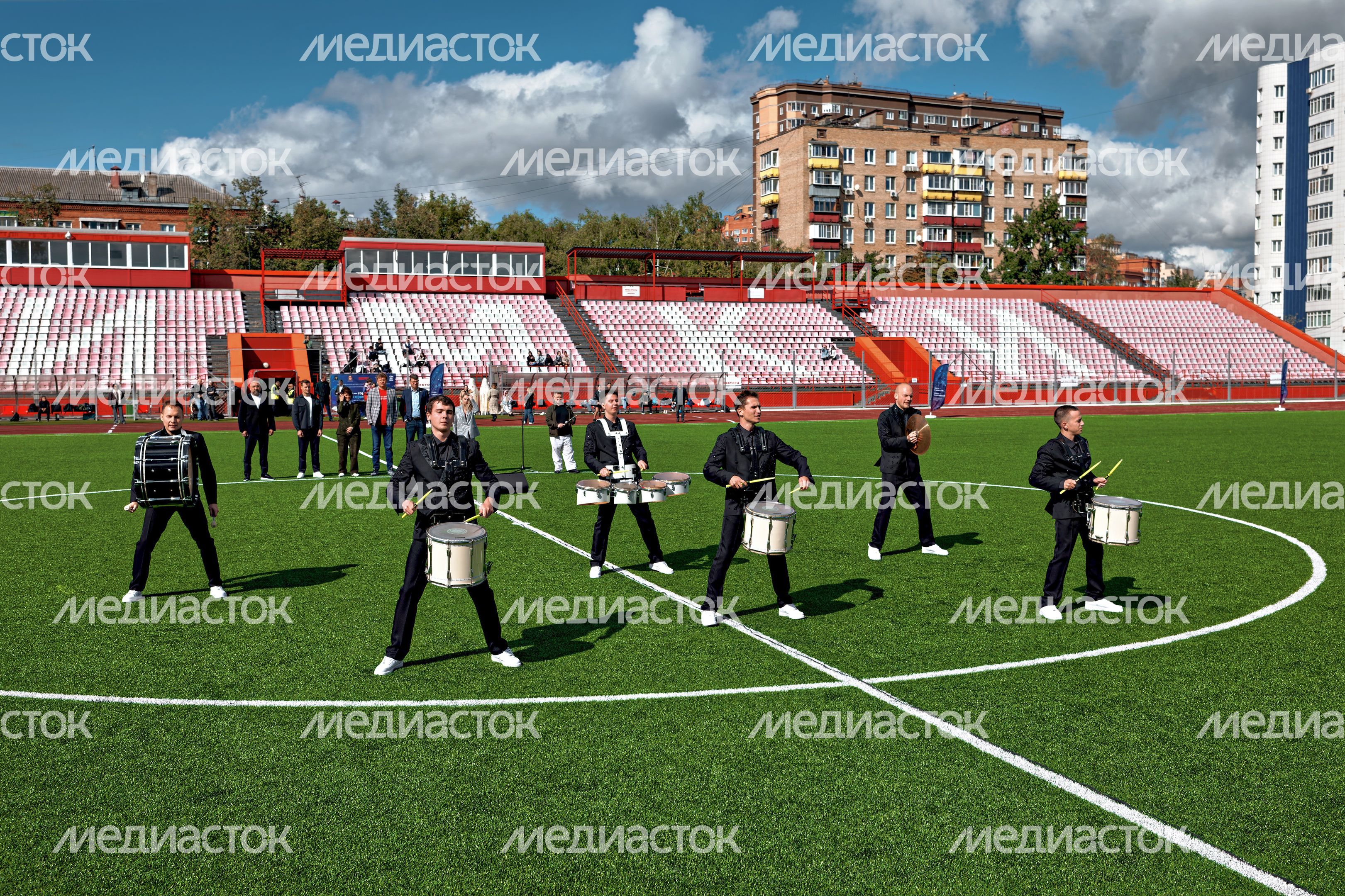 Барабанное шоу «Краш» открыло программу спортивной эстафеты «Вызов принят» в Химках