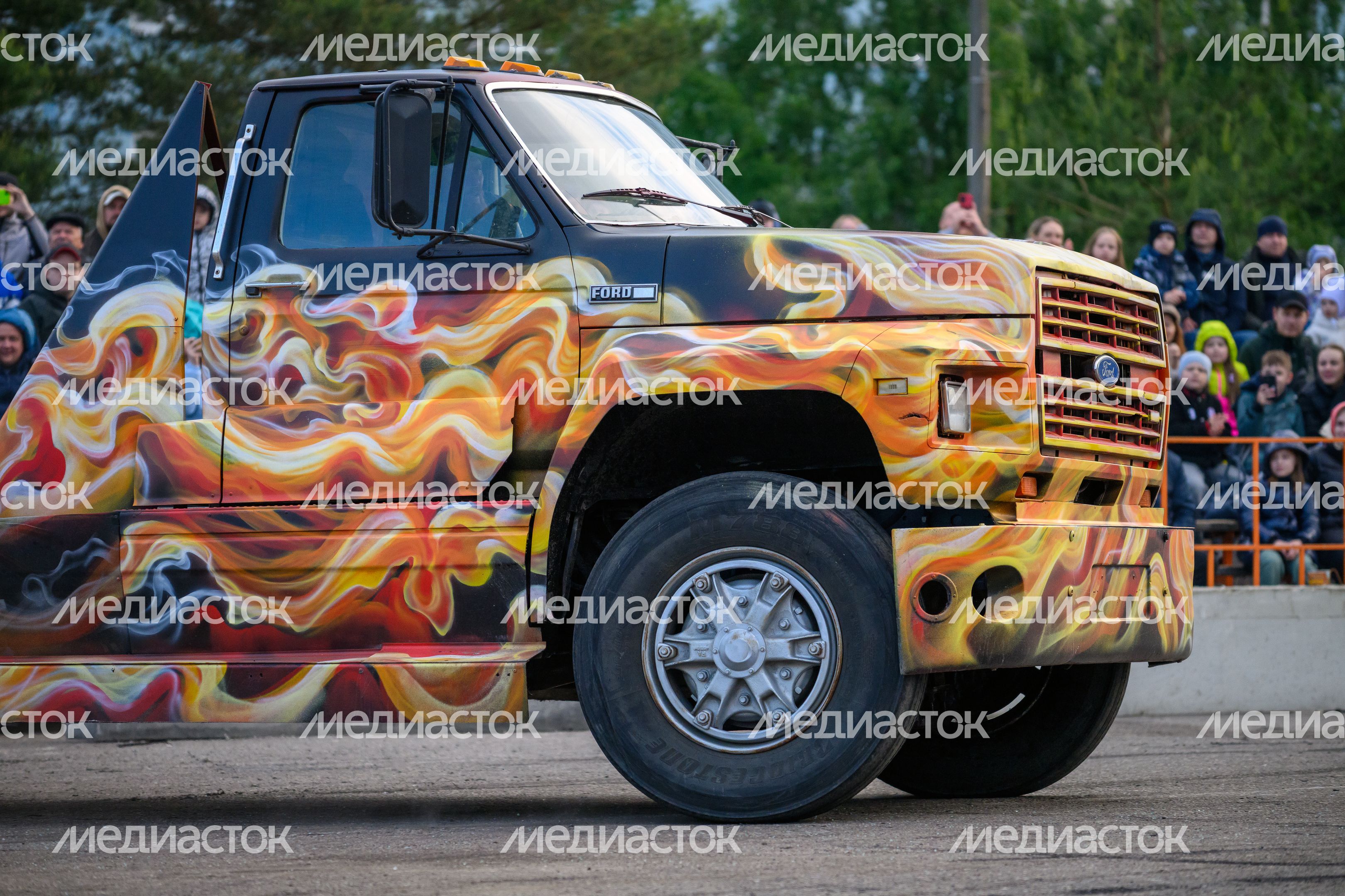 Невероятные трюки на автомобилях на шоу каскадеров в Чехове