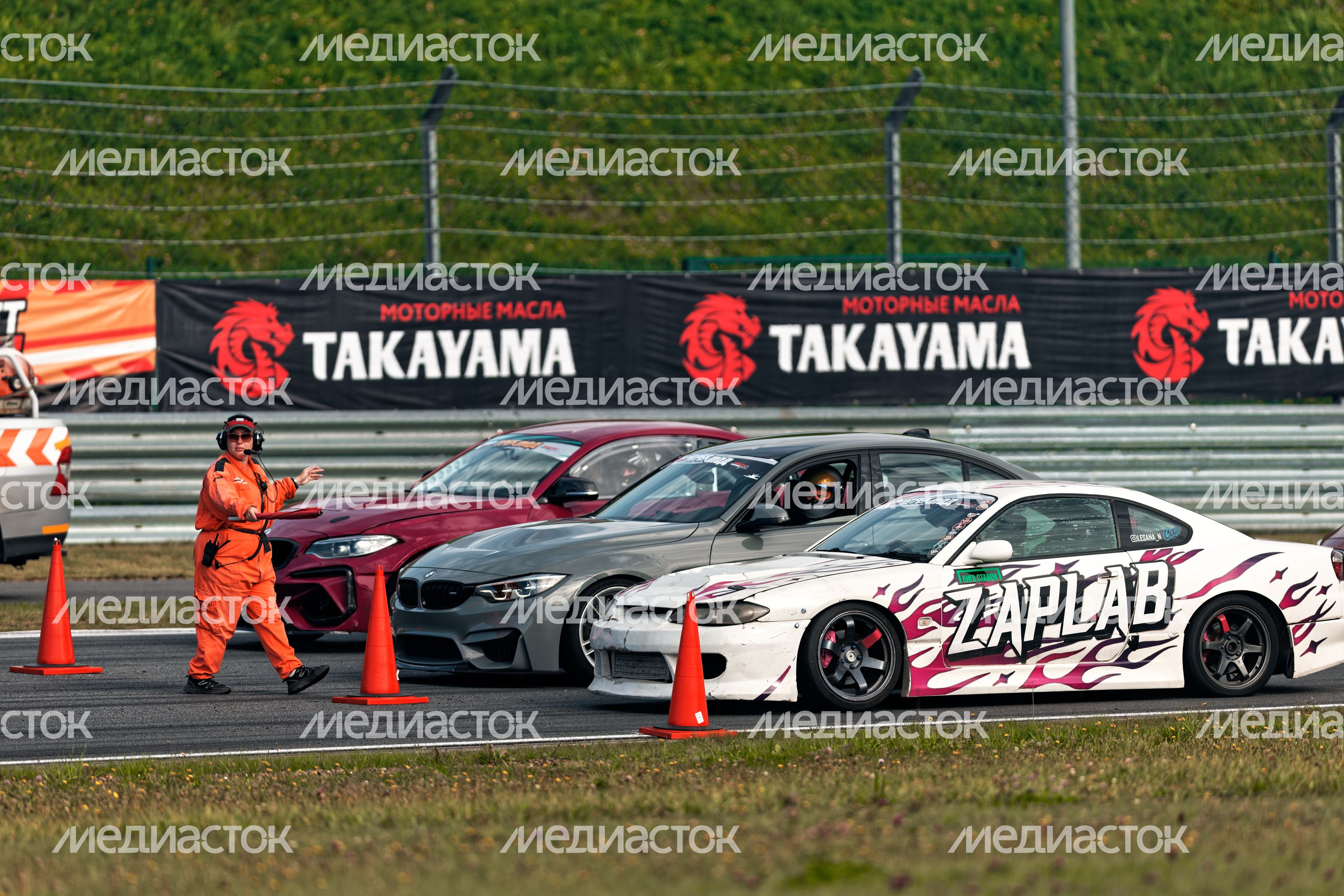 Дрифт-гонка автомобилей по автодрому Moscow Raceway на фестивале «Дрифт Экспо» в Волоколамске