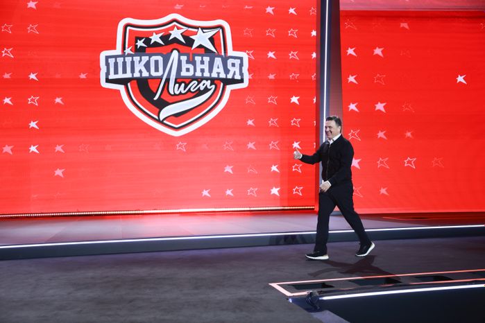 Андрей Воробьев вручил переходящий кубок Школьной лиги команде Одинцовского округа