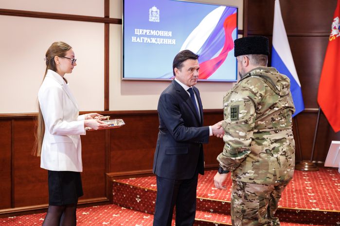 Андрей Воробьев вручил бойцам подразделения БАРС медали "За храбрость" II степени