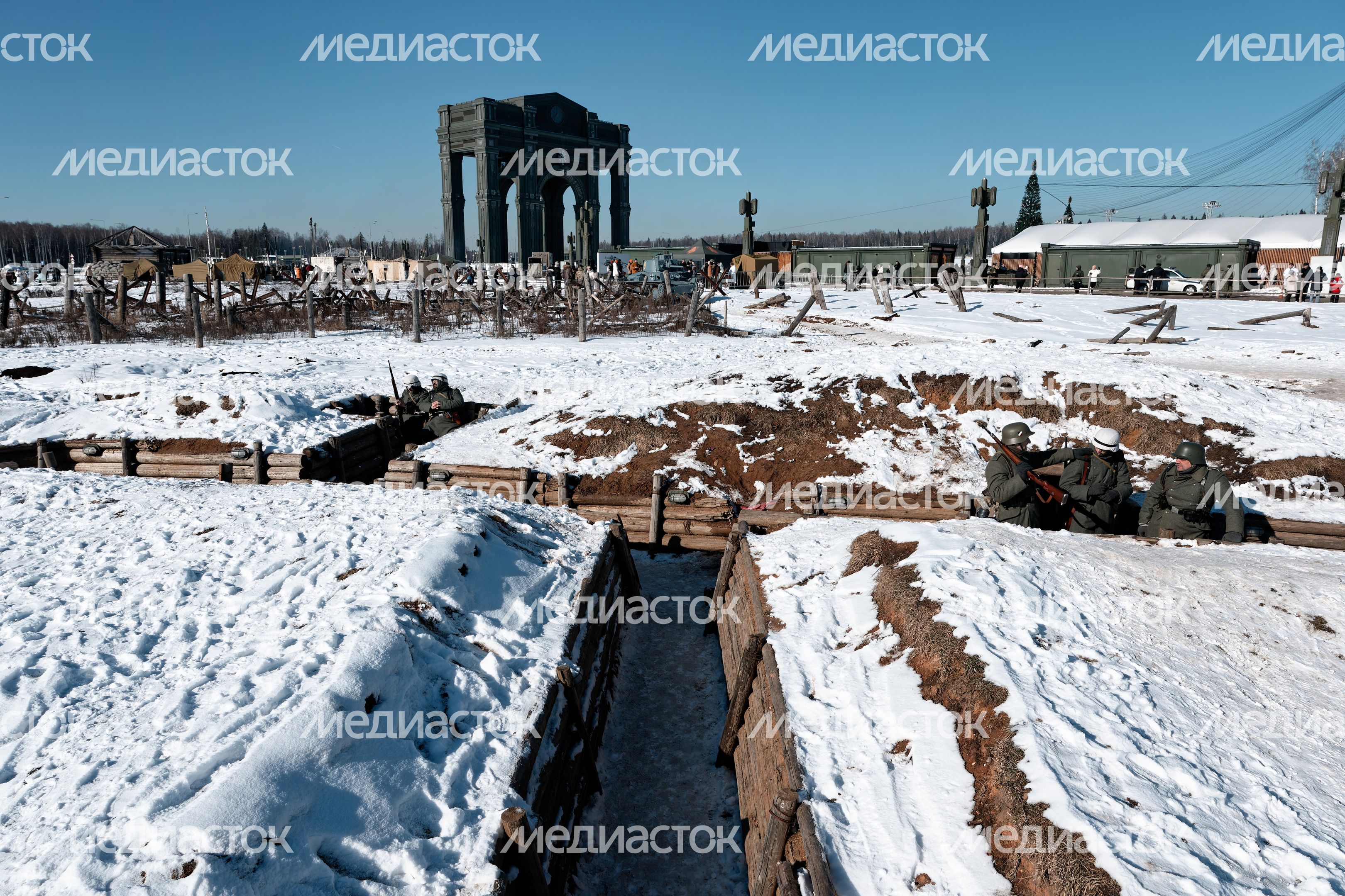 Военно-историческая реконструкция битвы за Сталинград у храма ВС РФ в Кубинке Военно-историческая реконструкция битвы за Сталинград у храма ВС РФ в Кубинке