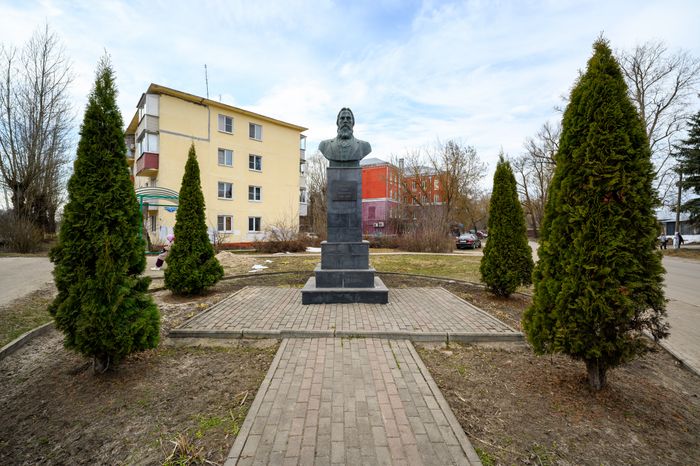 Бюст промышленника Ивана Никитовича Зимина в городе Дрезна Орехово-Зуевского округа