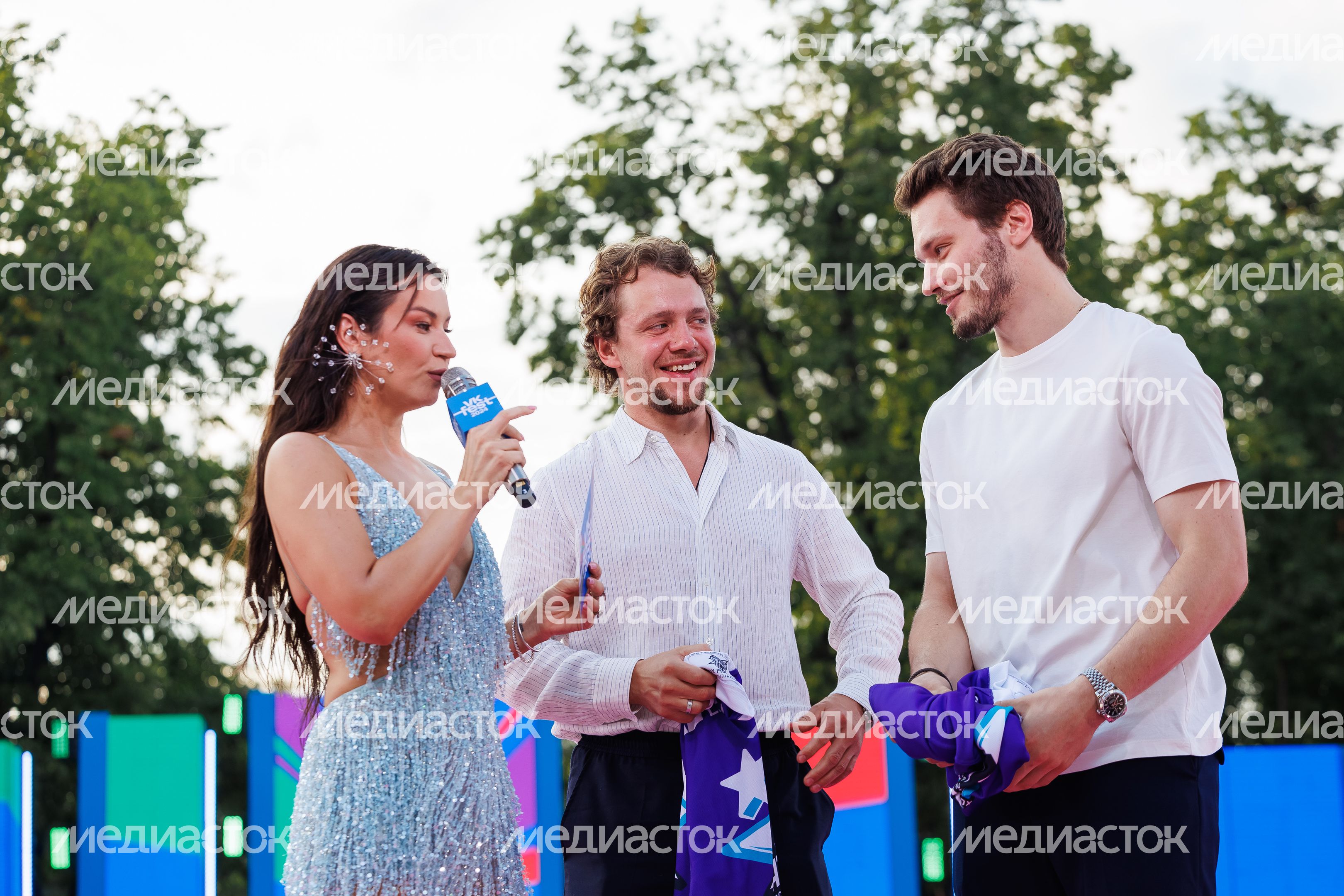 Ида Галич и Артемий Панарин на открытии VK Fest -2024 в московских "Лужниках" Ида Галич и Артемий Панарин на открытии VK Fest -2024 в московских "Лужниках"