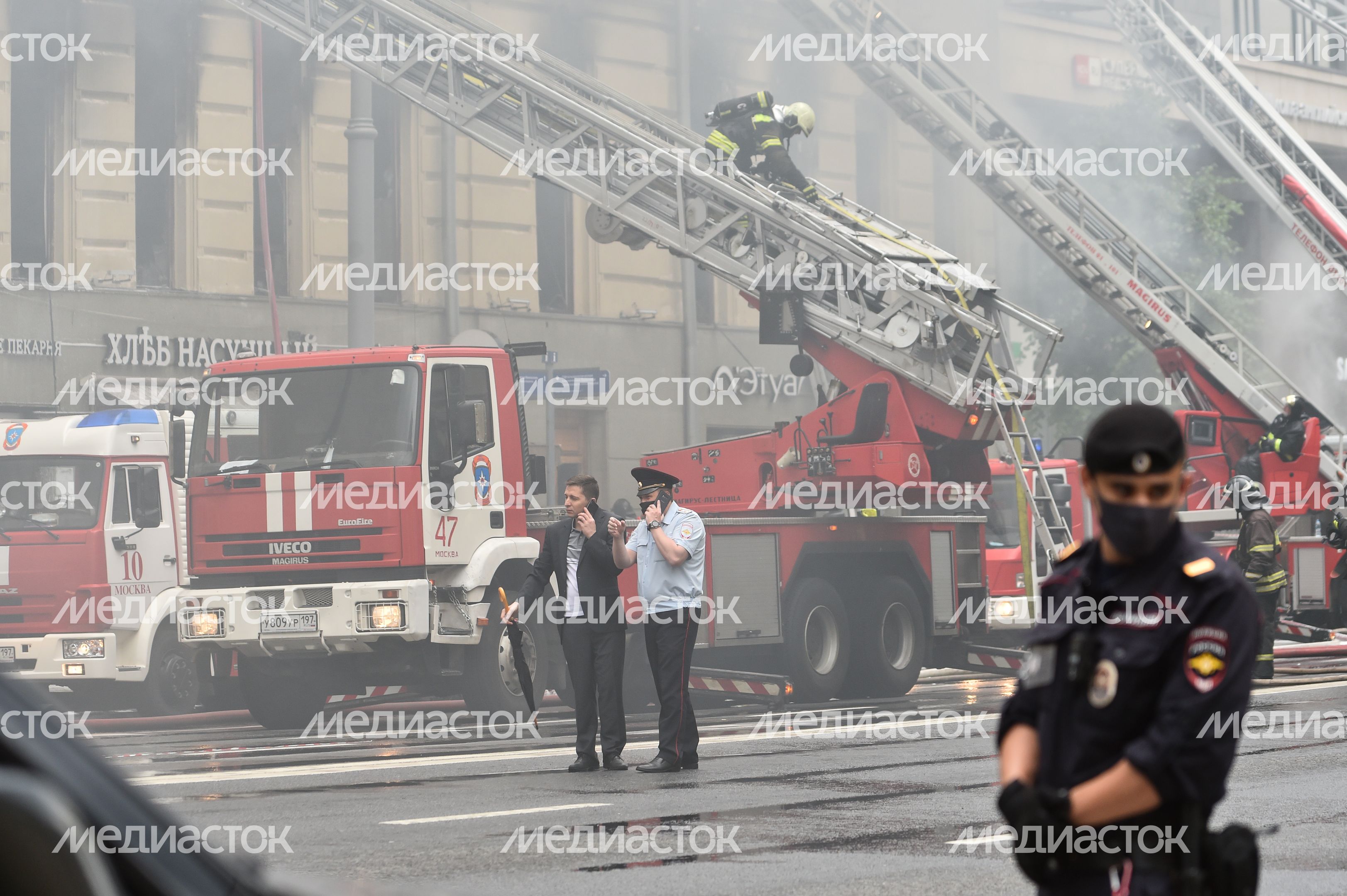 Пожар в реставрируемом здании на Тверской улице в Москве
