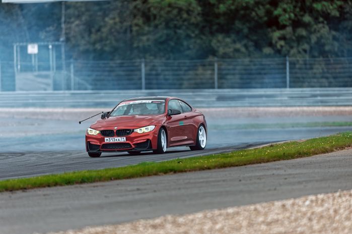 Дрифт-гонка автомобилей по автодрому Moscow Raceway на фестивале «Дрифт Экспо» в Волоколамске