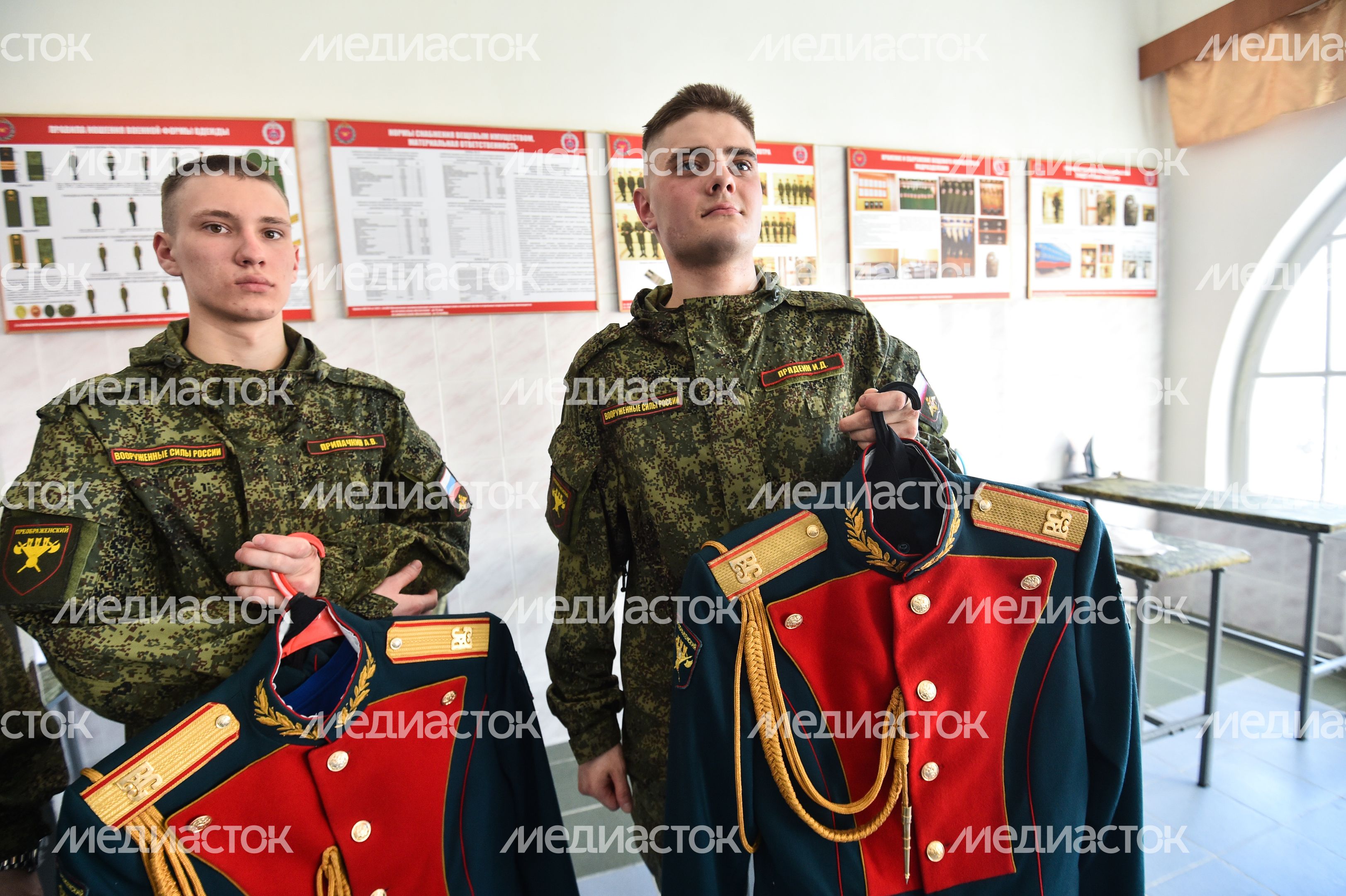 Подготовка военнослужащих отдельного комендантского Преображенского полка к военному параду на Красной площади