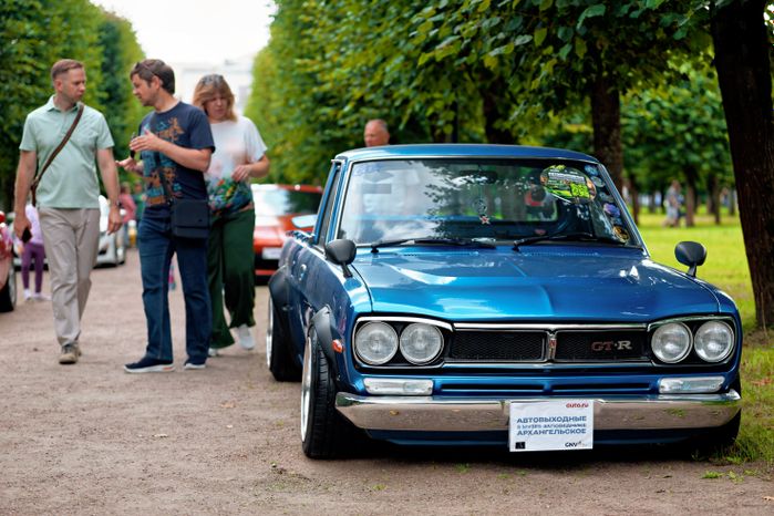 Ретроавтомобили и суперкары на автофестивале «Автовыходные в Архангельском» в округе Красногорск