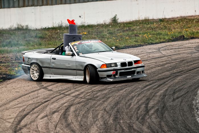 Гонка автомобилей на дрифт-фестивале скорости и драйва Drift Expo Track Mode 2025