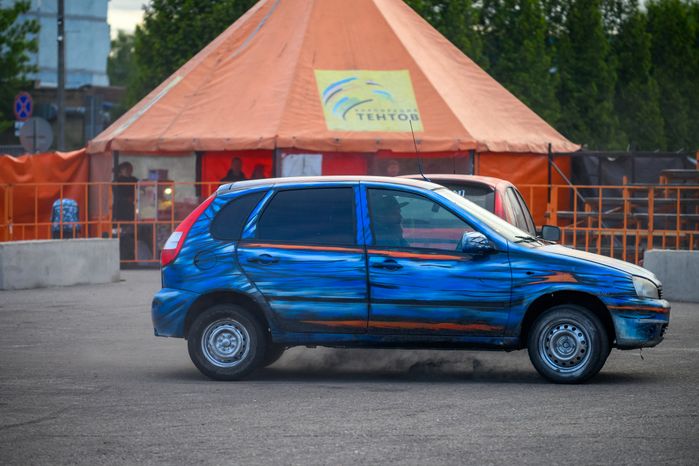 Невероятные трюки на автомобилях на шоу каскадеров в Чехове