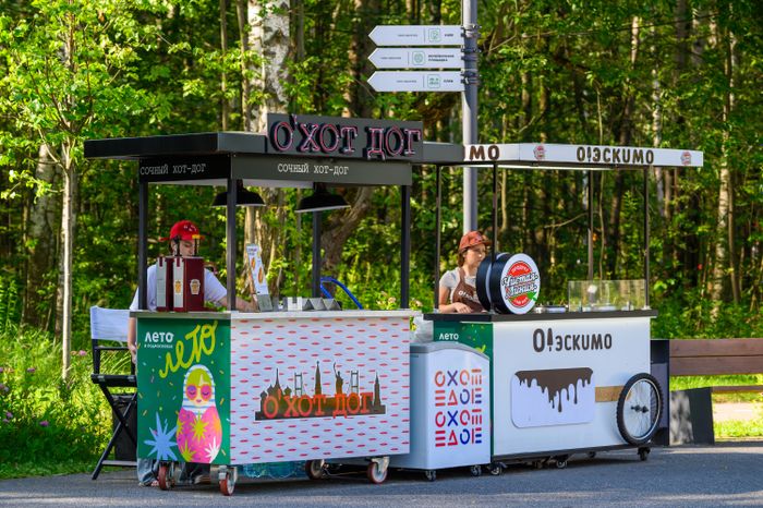 Передвижная точка продажи мороженого и кукурузы в парке «Авангард» летом в Электростали
