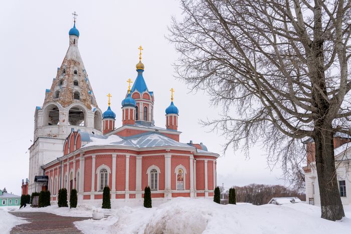 Церковь Тихвинской иконы Божией Матери и колокольня на Соборной площади Коломны