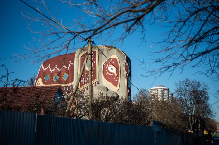 Дом-слон в Подмосковье осенью
