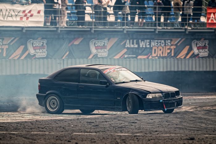 Гонка автомобилей на дрифт-фестивале скорости и драйва Drift Expo Track Mode 2025