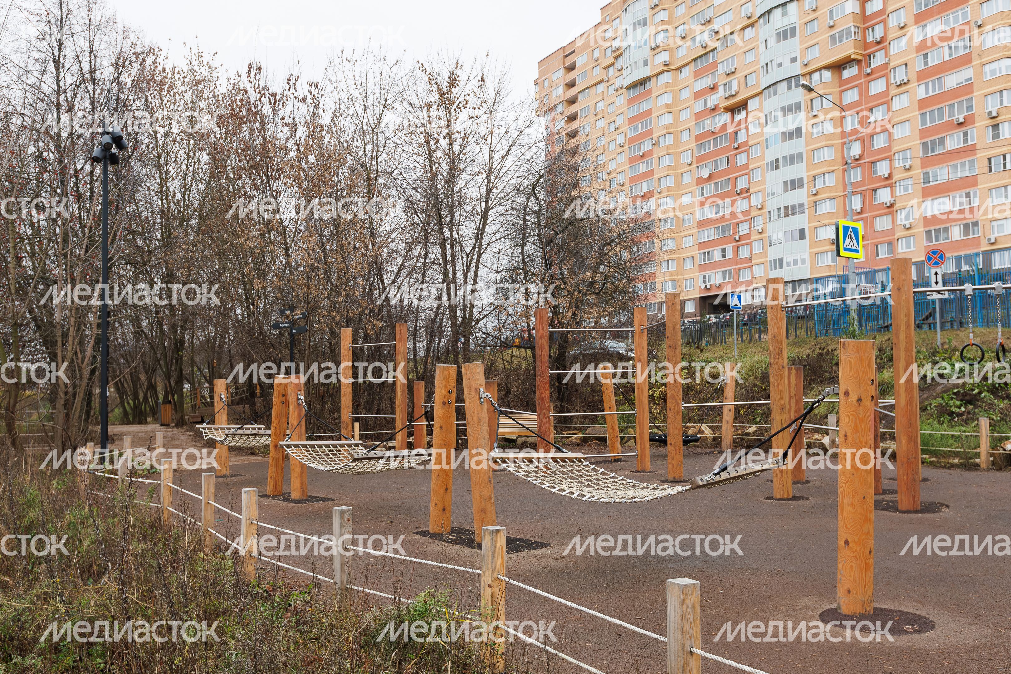 Гамак на набережной Малого Тарычевского пруда в Видном Ленинского округа после благоустройства Гамак на набережной Малого Тарычевского пруда в Видном Ленинского округа после благоустройства