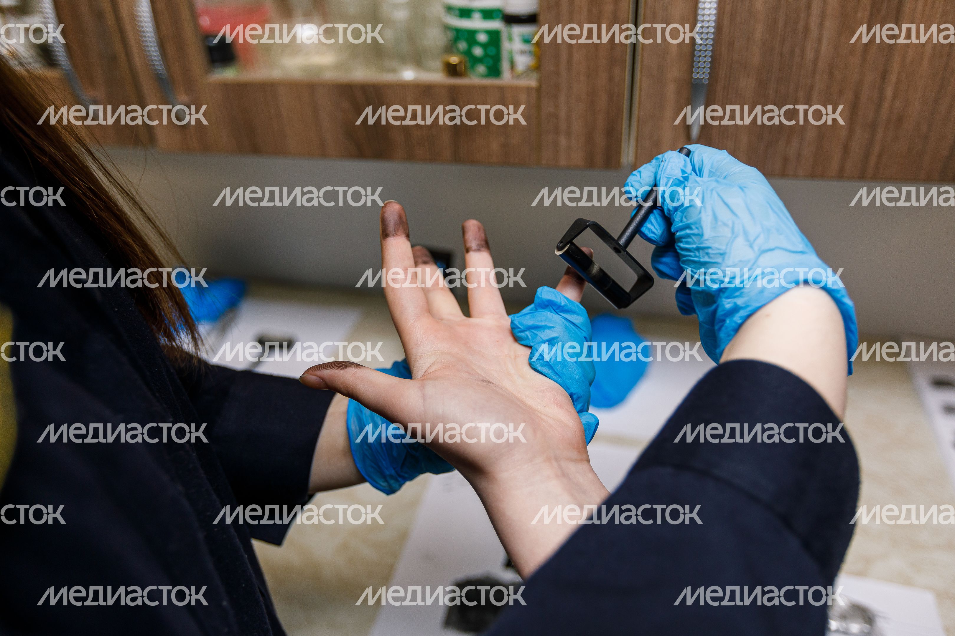 Практические занятия будущих судмедэкспертов по снятию отпечатков пальцев Практические занятия будущих судмедэкспертов по снятию отпечатков пальцев