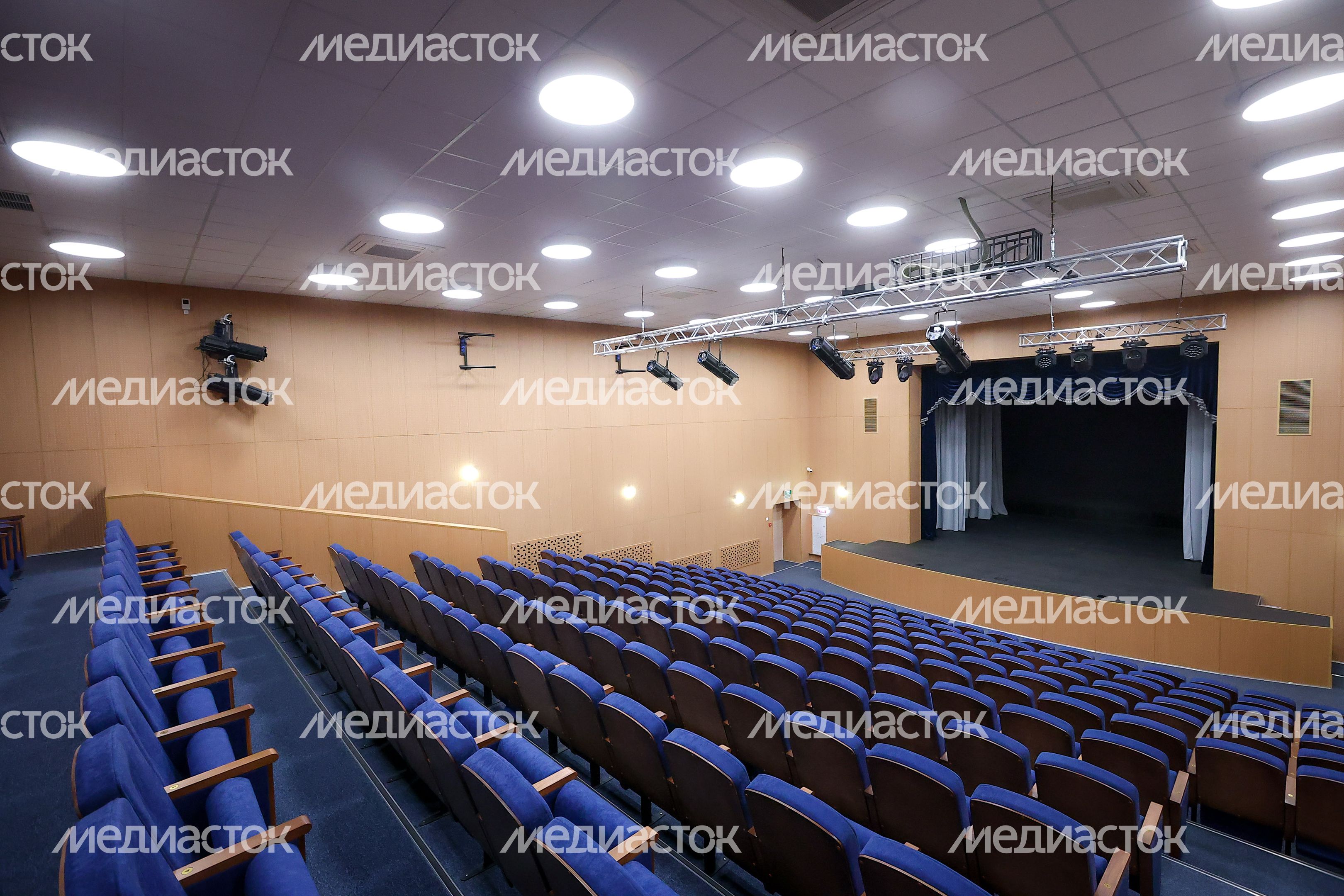 Проверка хода капремонта Центра культуры и творчества «Родники» в Волоколамске Губернатором Подмосковья