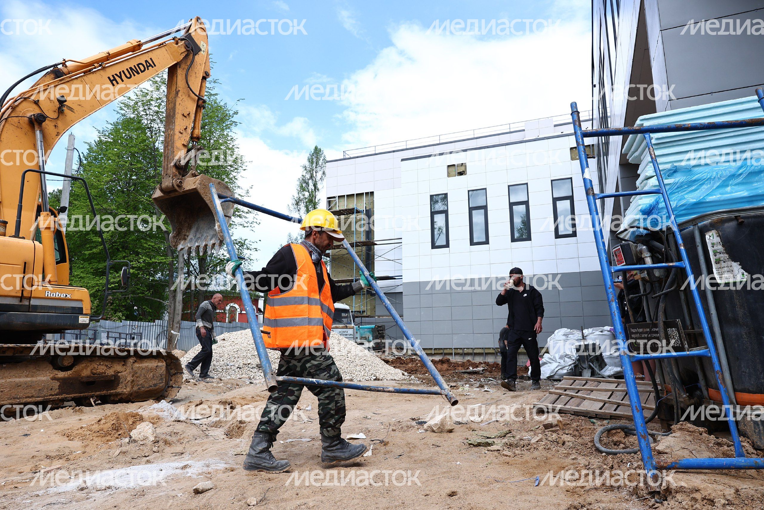 Губернатор осмотрел ход строительства нового здания Физмат-лицея в Сергиевом Посаде