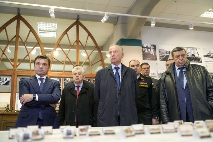 Андрей Воробьев, Николай Патрушев и Игорь Щёголев посетили музей Коломенского завода