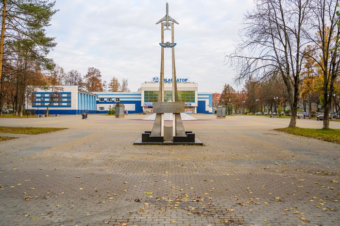 Стела основателям аэропорта Домодедово и Авиагородка в Домодедово