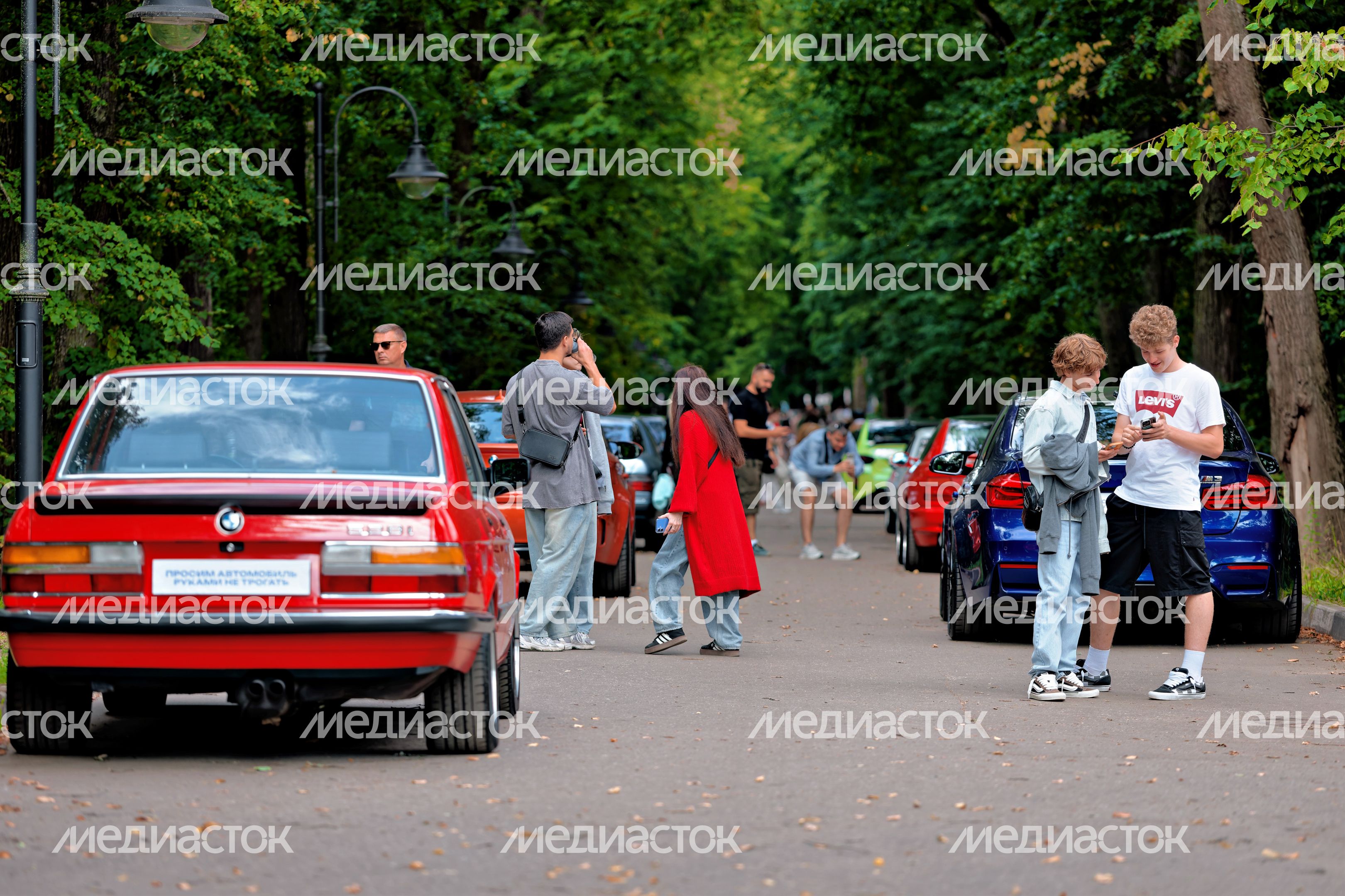 Ретроавтомобили и суперкары на автофестивале «Автовыходные в Архангельском» в округе Красногорск