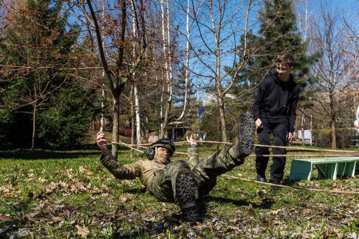 Спортивно-патриотическая игра «Зарница. Наследники победителей» в парке Мира в Мытищах