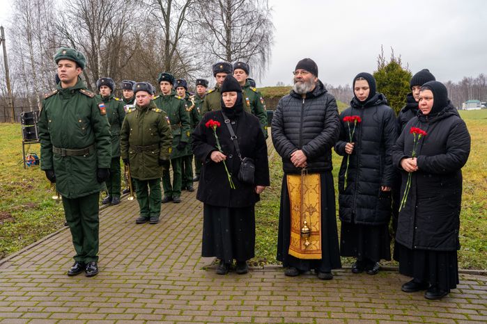 Возложение цветов к могиле Неизвестного солдата на Бородинском поле