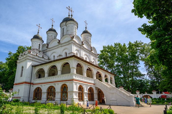 Спасо-Преображенская церковь в поселке Большие Вяземы Одинцовского округа