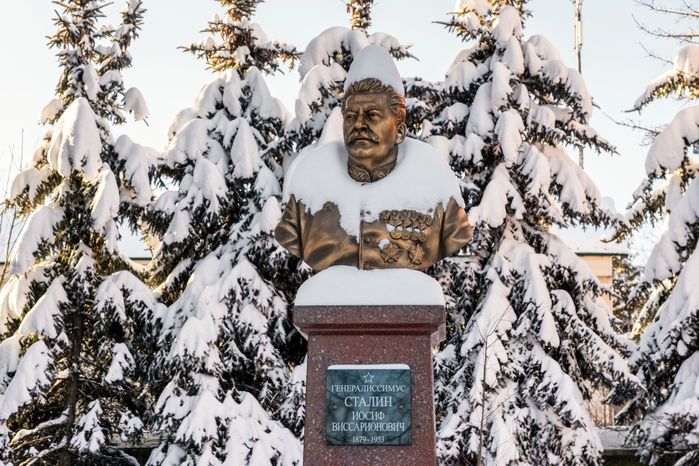 Бюст И.В. Сталина на Комсомольской площади в Можайске